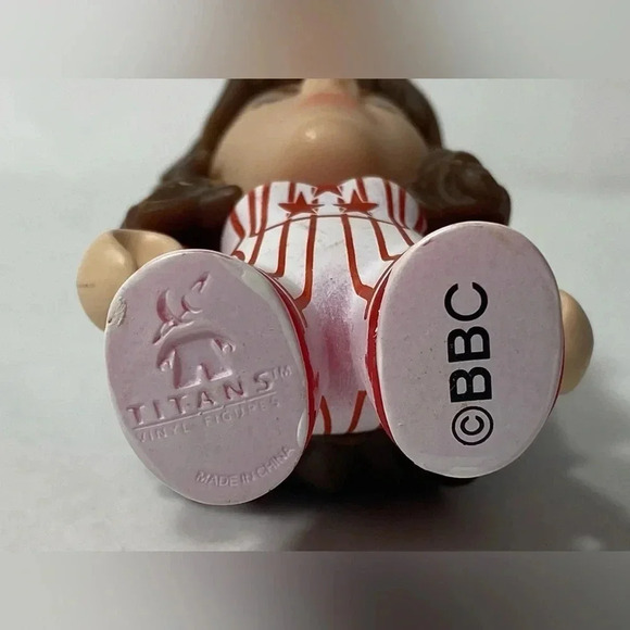 Doctor Who - Titans Vinyl  Figure - Sarah Jane ❤️ - Picture 5 of 5